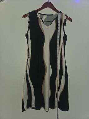 Sleeveless V-Neck Wave Stripe Dress in Black, White & Tan - With Pockets!